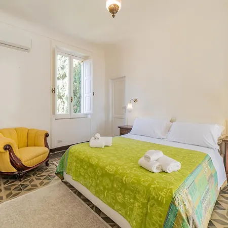 Aurora, Apartment